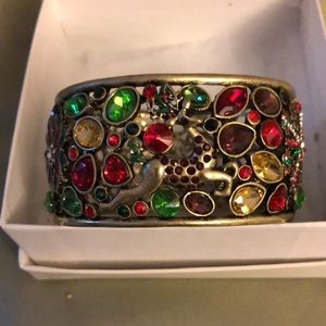 Novadab holiday bangle bracelet w/spring opening.